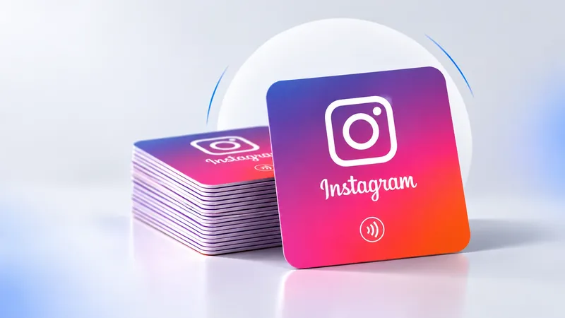 Pila de tarjetas NFC de Instagram con degradado violeta, rosa y naranja